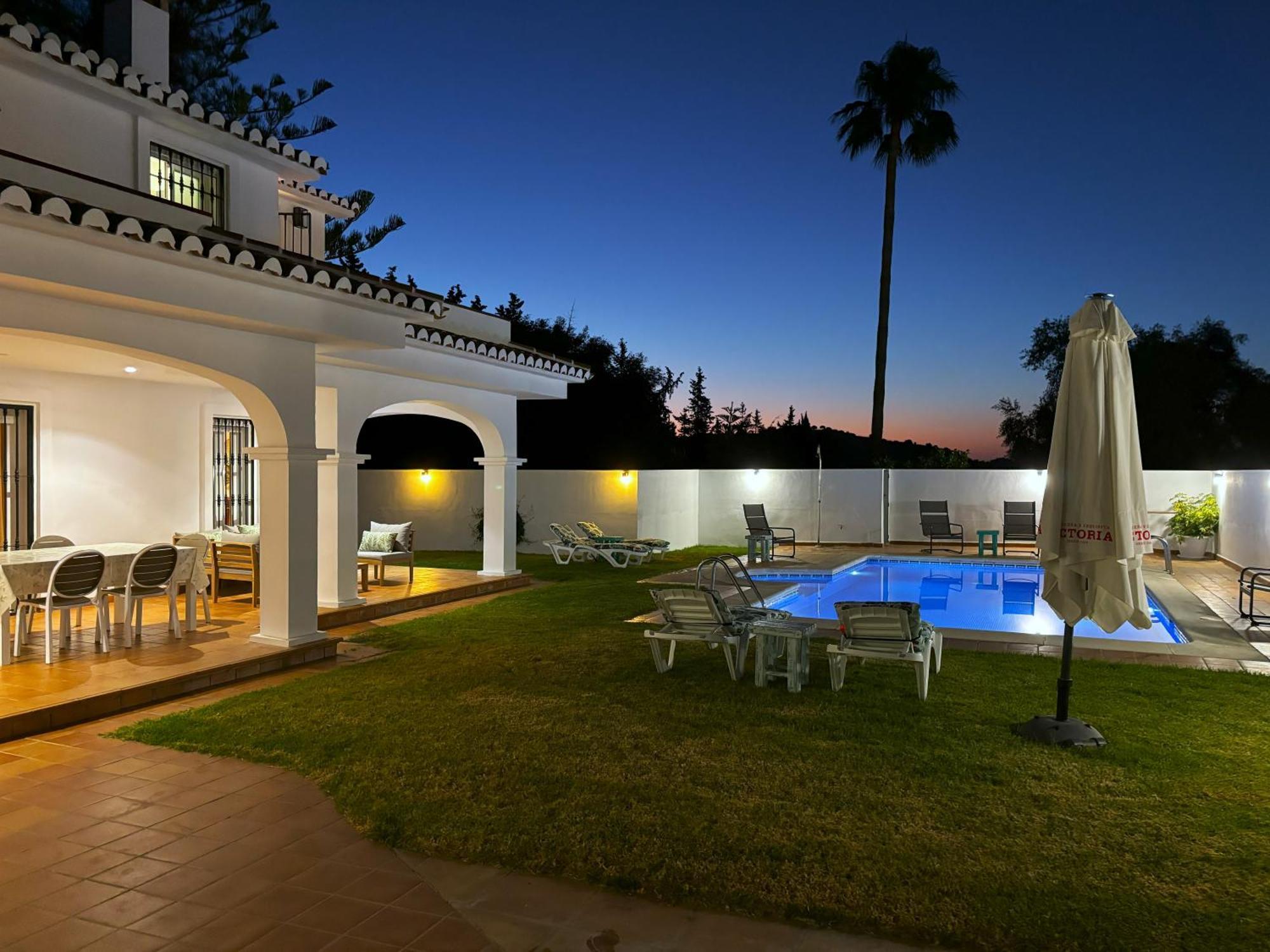 Evans Realty Av & Piscina & Bbq & Chill Out Villa *
